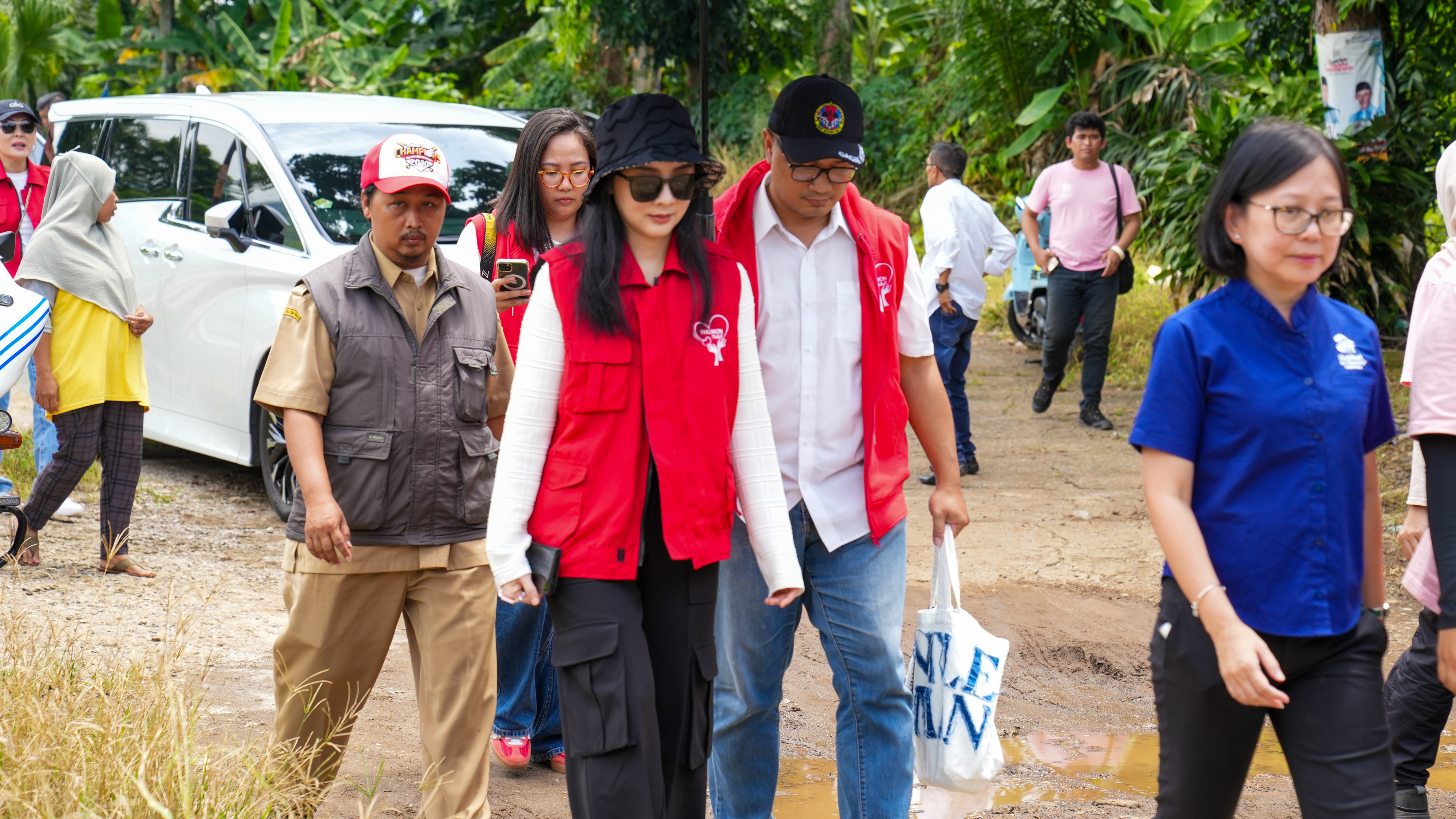 \App\Helpers\getUpload($galleryId)->alt