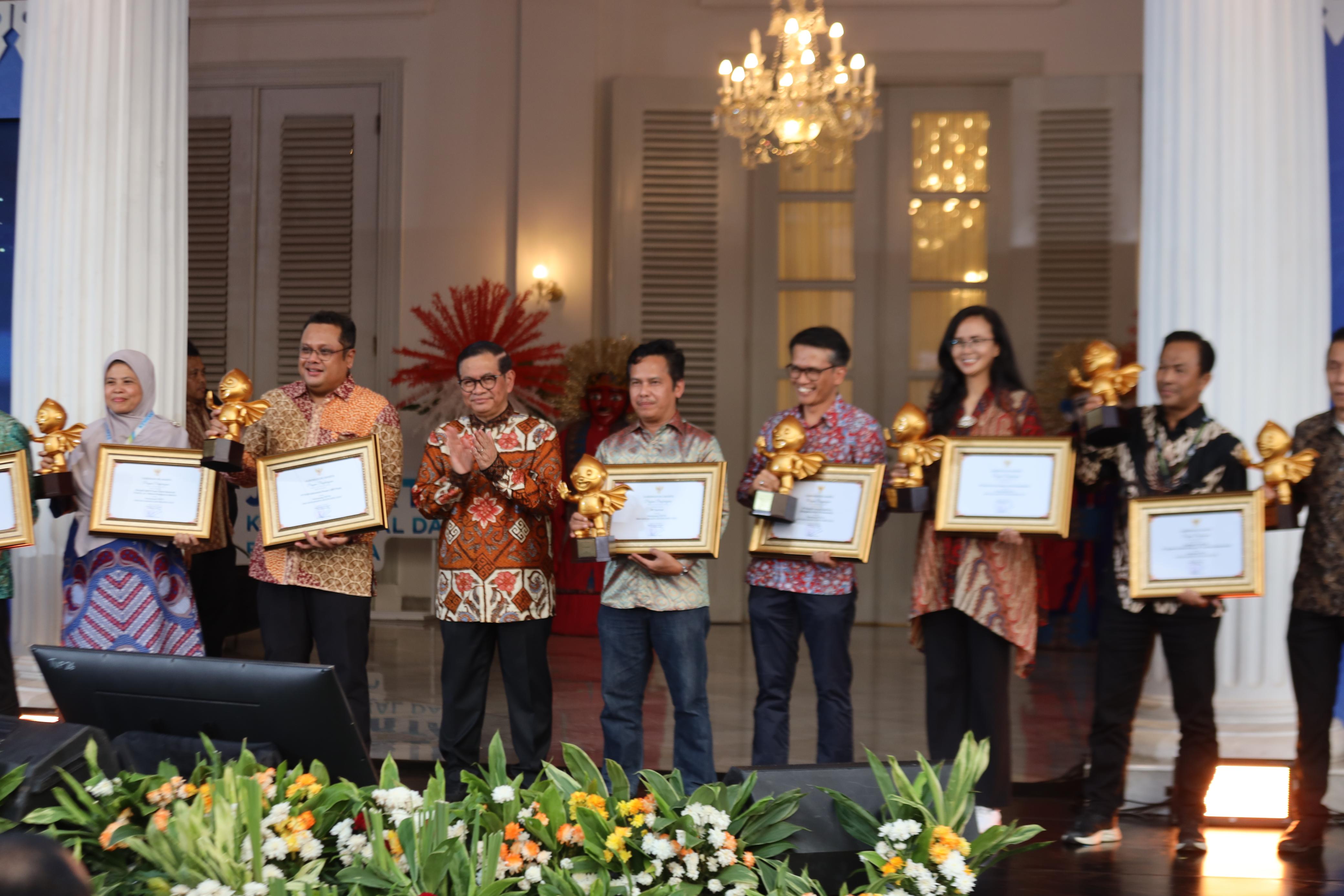 \App\Helpers\getUpload($galleryId)->alt